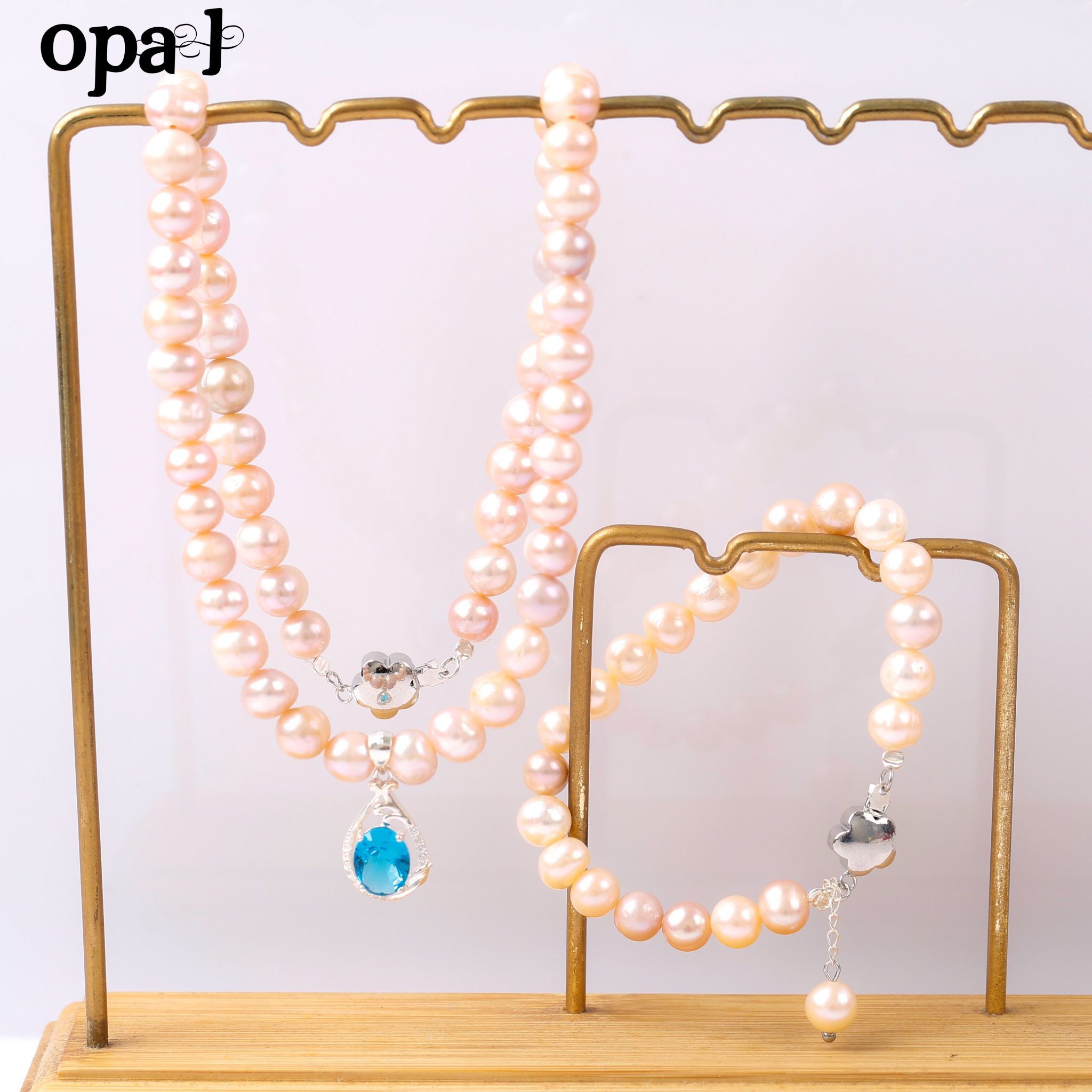 Vòng cổ Ngọc Trai thật đính mặt đá xanh biển , đỏ thẫm ,phong cách trẻ trung thời thượng .