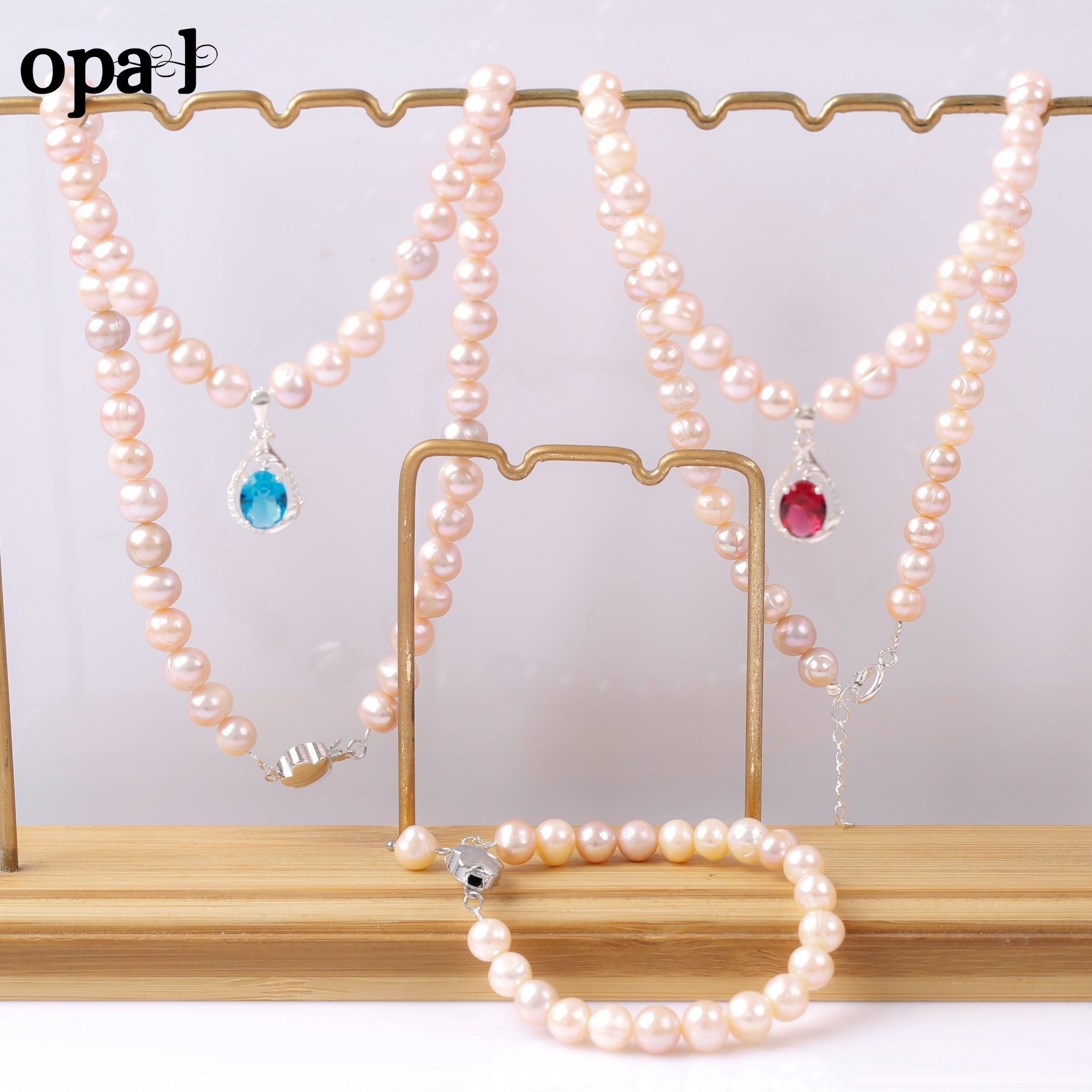 Vòng cổ Ngọc Trai thật đính mặt đá xanh biển , đỏ thẫm ,phong cách trẻ trung thời thượng .