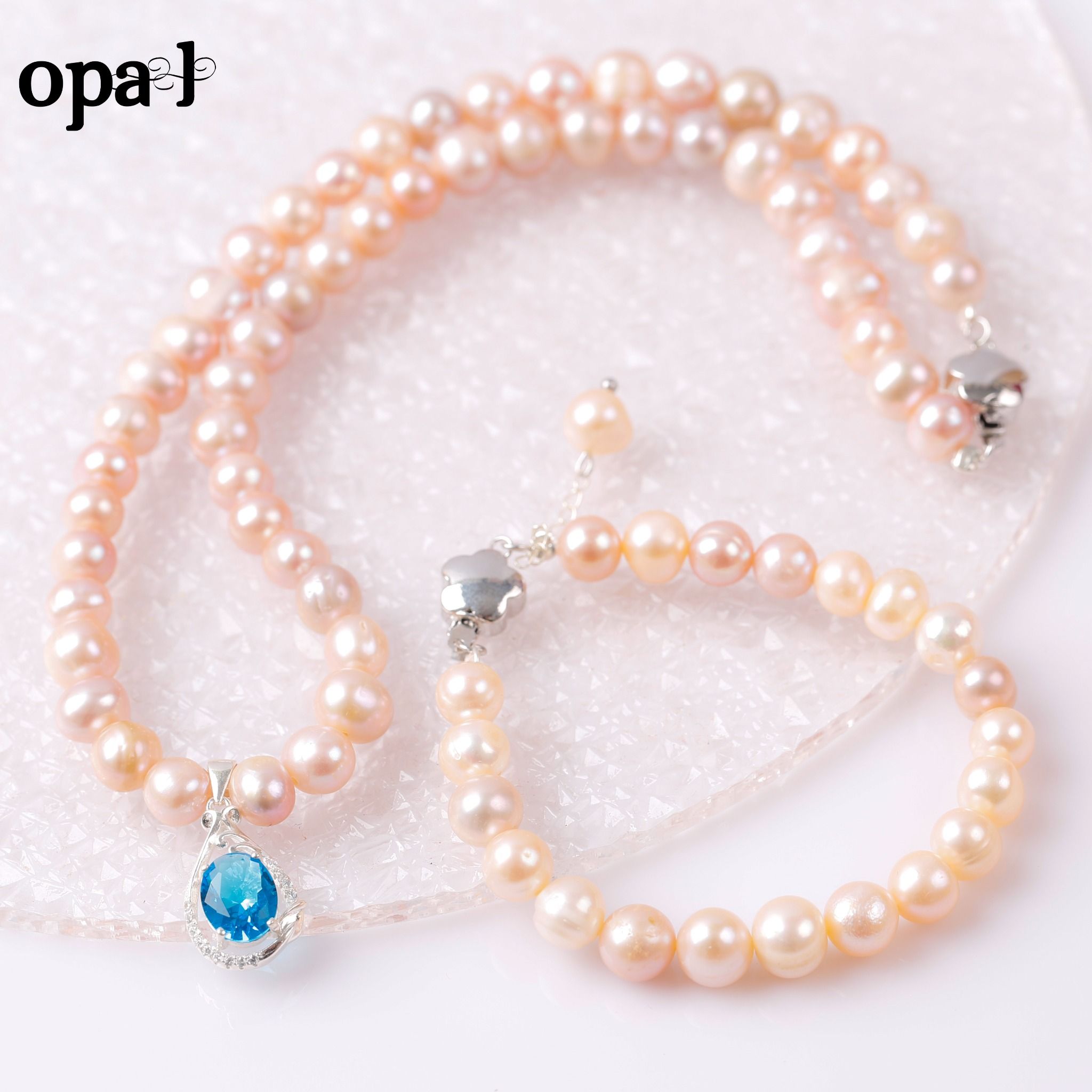 Vòng cổ Ngọc Trai thật đính mặt đá xanh biển , đỏ thẫm ,phong cách trẻ trung thời thượng .