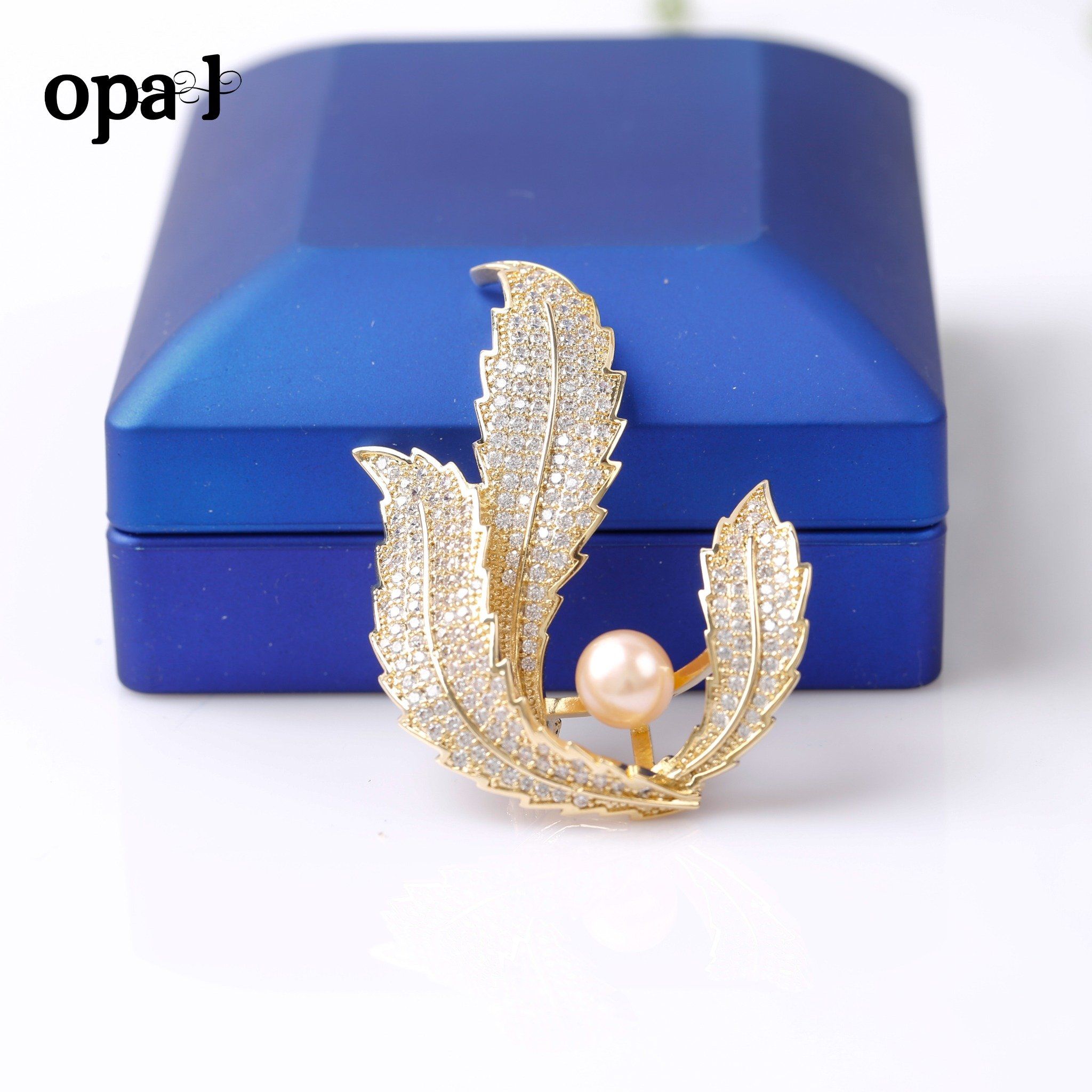 BST cài áo đính Ngọc Trai phong cách sang trọng ấn tượng thương hiệu Opal