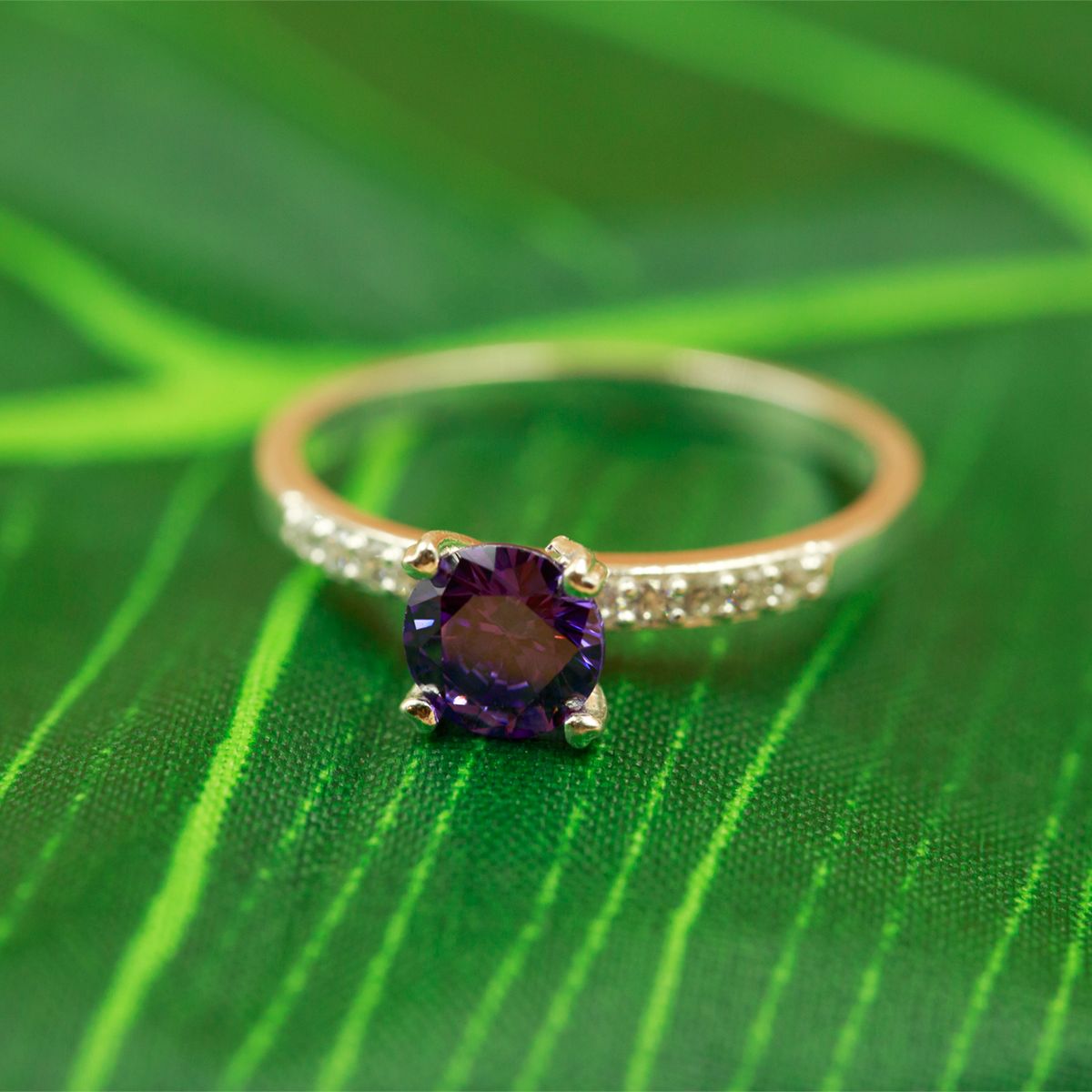 Nhẫn bạc đính đá Ross OPAL