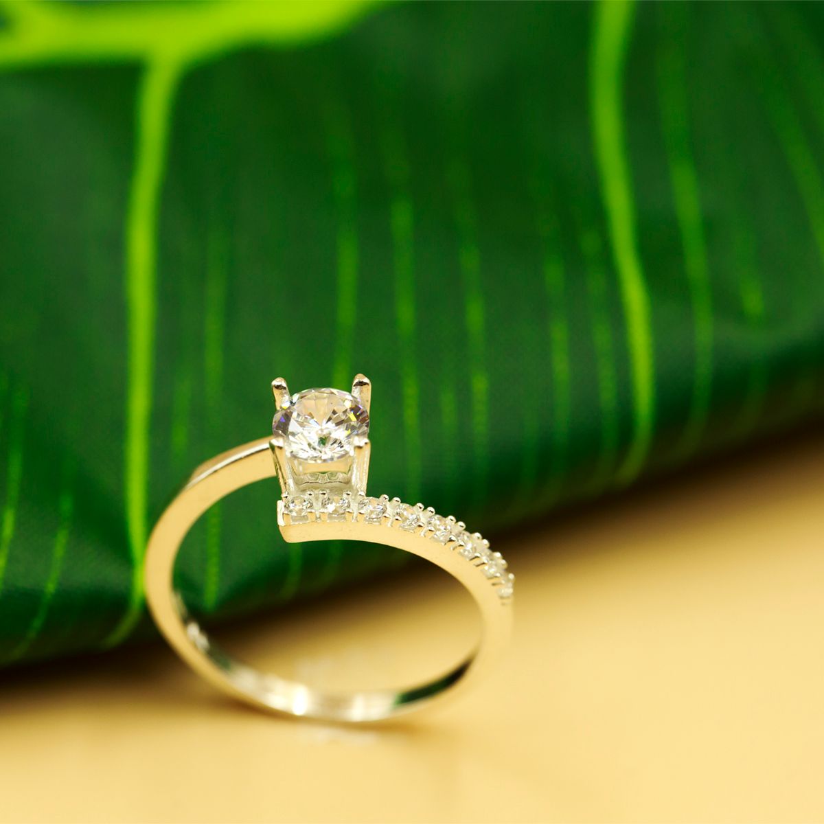Nhẫn bạc đính đá Ross OPAL