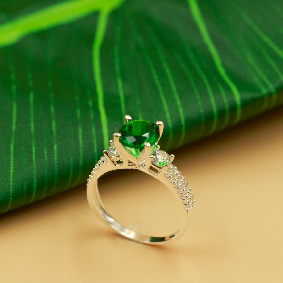 Nhẫn bạc đính đá Ross OPAL