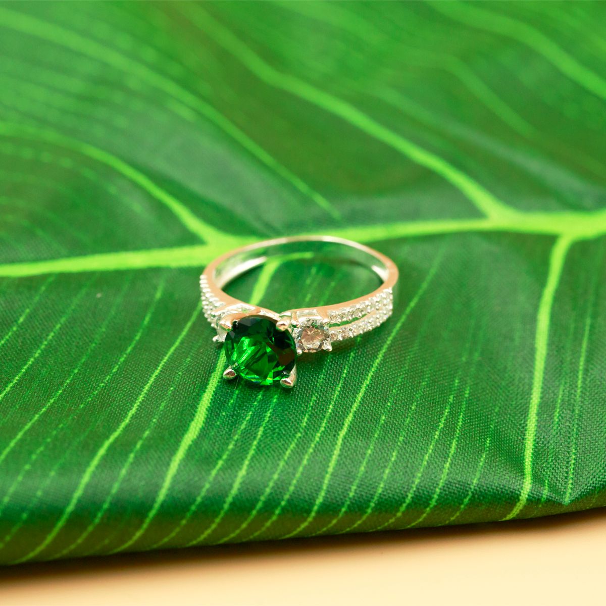 Nhẫn bạc đính đá Ross OPAL