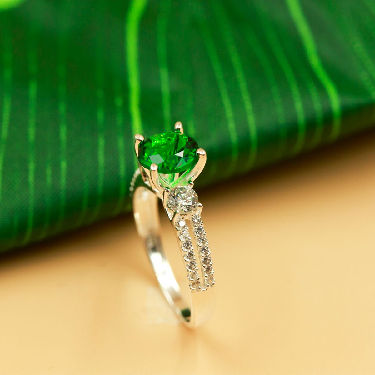 Nhẫn bạc đính đá Ross OPAL