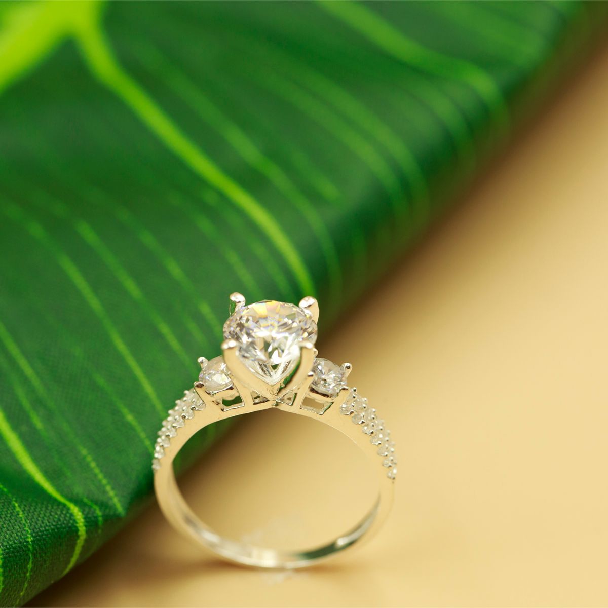 Nhẫn bạc đính đá Ross OPAL