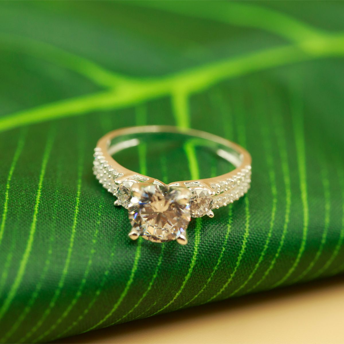 Nhẫn bạc đính đá Ross OPAL