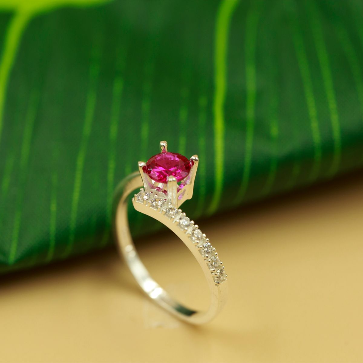 Nhẫn bạc đính đá Ross OPAL
