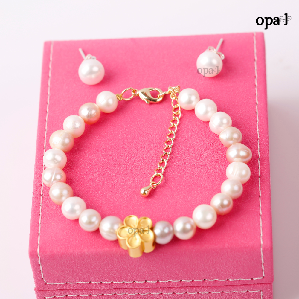 Vòng tay ngọc trai trắng đính mặt bông hoa mạ vàng và hoa tai nụ thương hiệu Opal HT2