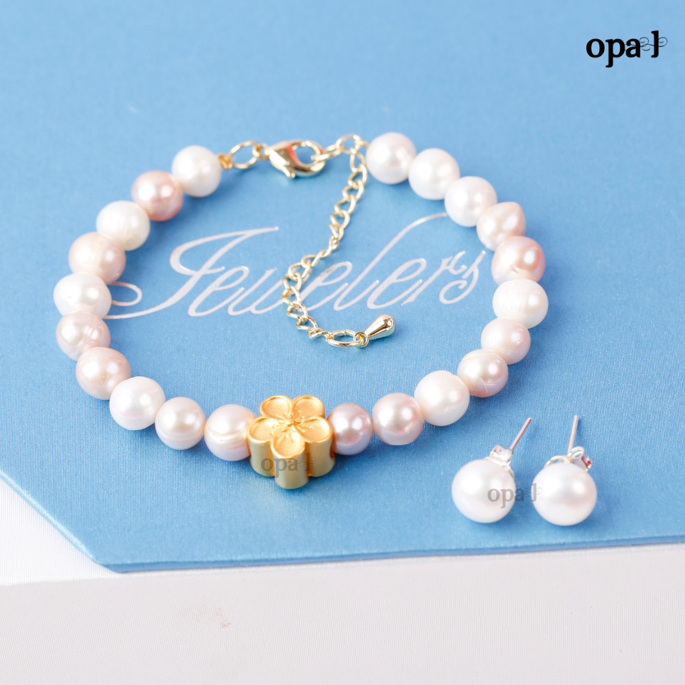 Vòng tay ngọc trai trắng đính mặt bông hoa mạ vàng và hoa tai nụ thương hiệu Opal HT2