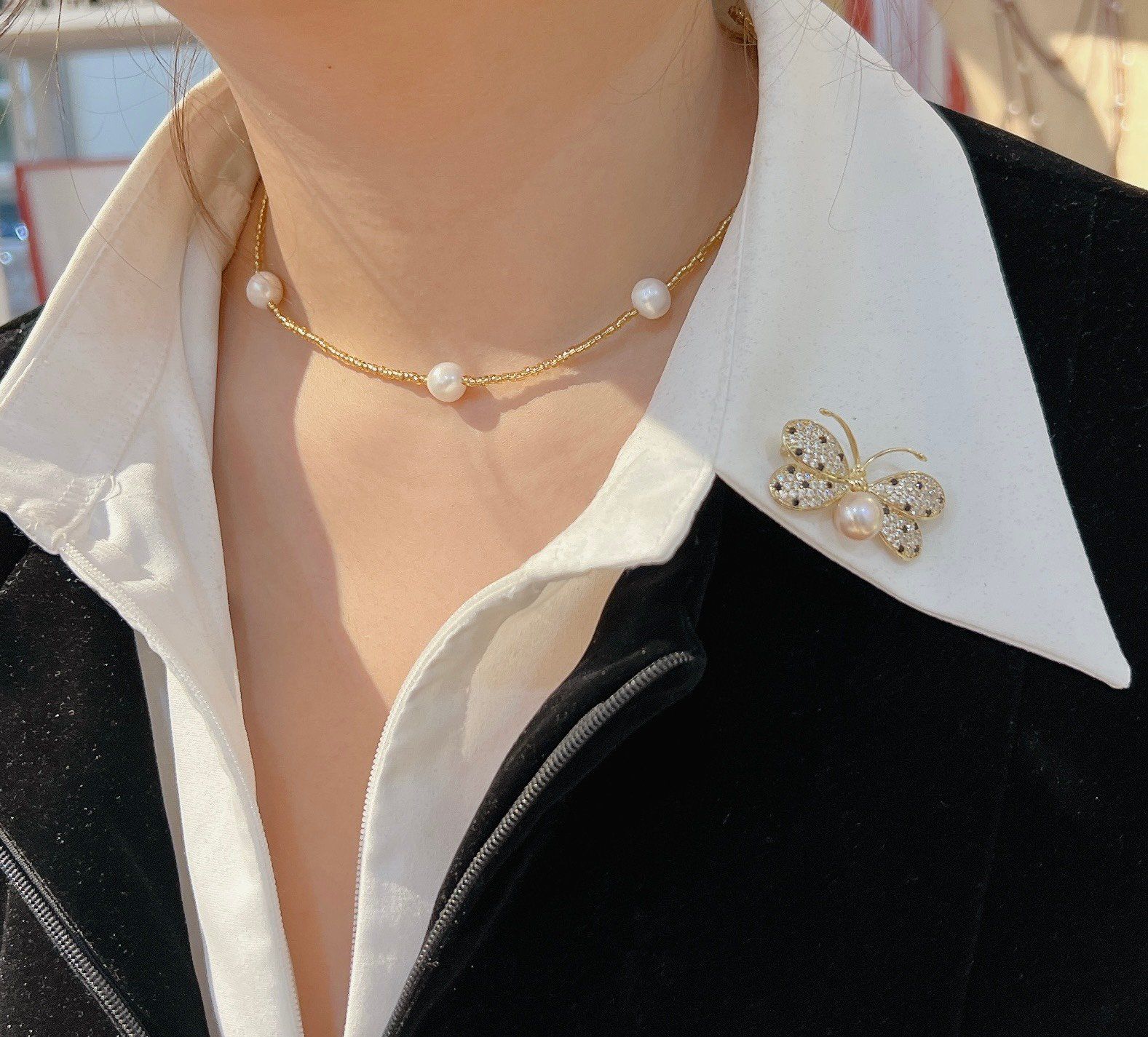 CÀI ÁO CHÚ ONG ĐÍNH NGỌC TRAI THƯƠNG HIỆU OPAL HT2
