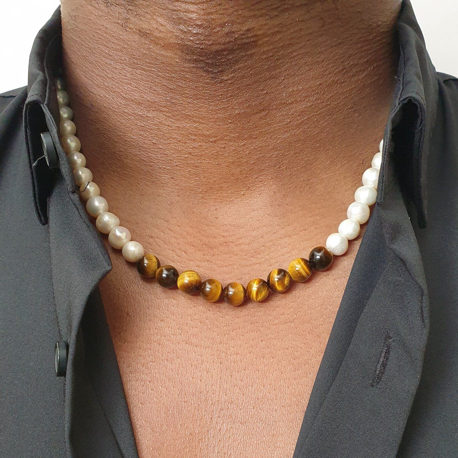 Vòng cổ ngọc trai kết hợp đá mắt hổ cho nam thương hiệu Opal. Quà tặng vòng tay ngọc trai trị giá 550k