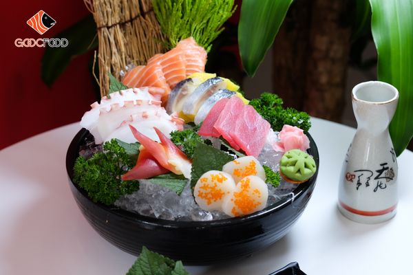 SASHIMI APRIL 400k ( 3 miếng cá hồi, 3 miếng cá trích, 3 miếng cá ngừ, 3 miếng bạch tuộc, 3 miếng sò điệp, 3 miếng sò đỏ)