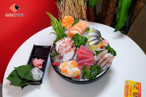 SASHIMI APRIL 499k (4 miếng cá hồi, 4 miếng cá trích, 4 miếng cá ngừ, 4 miếng cá chẽm, 4 bạch tuộc, 4 sò điệp)