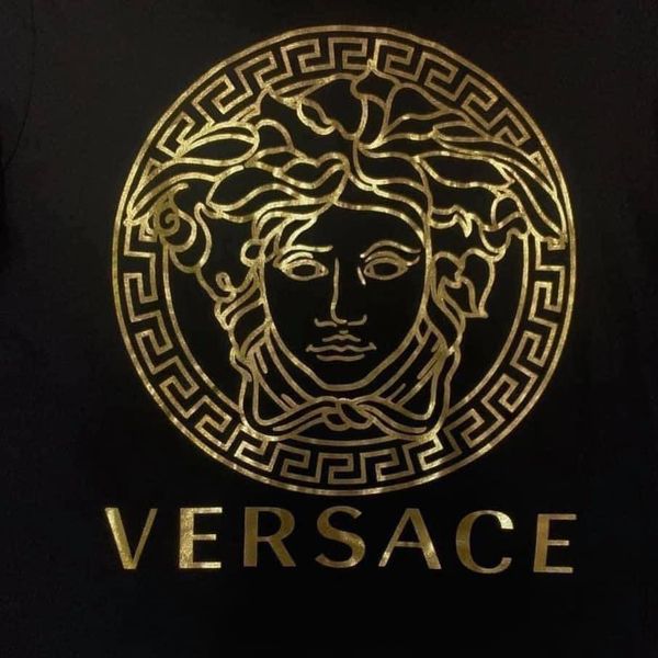 T-shirt Versace đen họa tiết ngực màu vàng