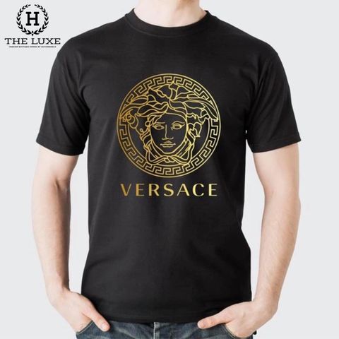  T-shirt Versace đen họa tiết ngực màu vàng 