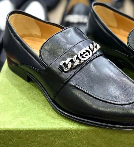  Loafer Gucci đen da trơn tag xích bạc 