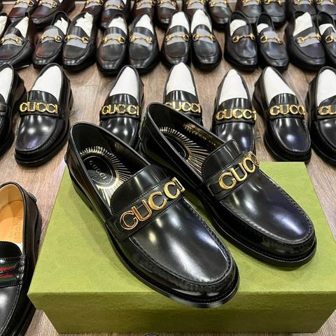  Loafer Gucci đen da trơn tag chữ Gucci vàng 