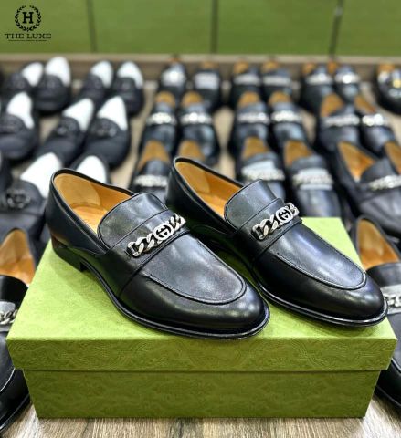  Loafer Gucci đen da trơn tag xích bạc 