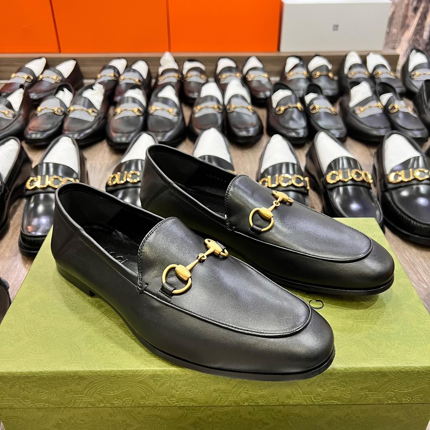 Loafer Gucci da bê đen tag xích vàng