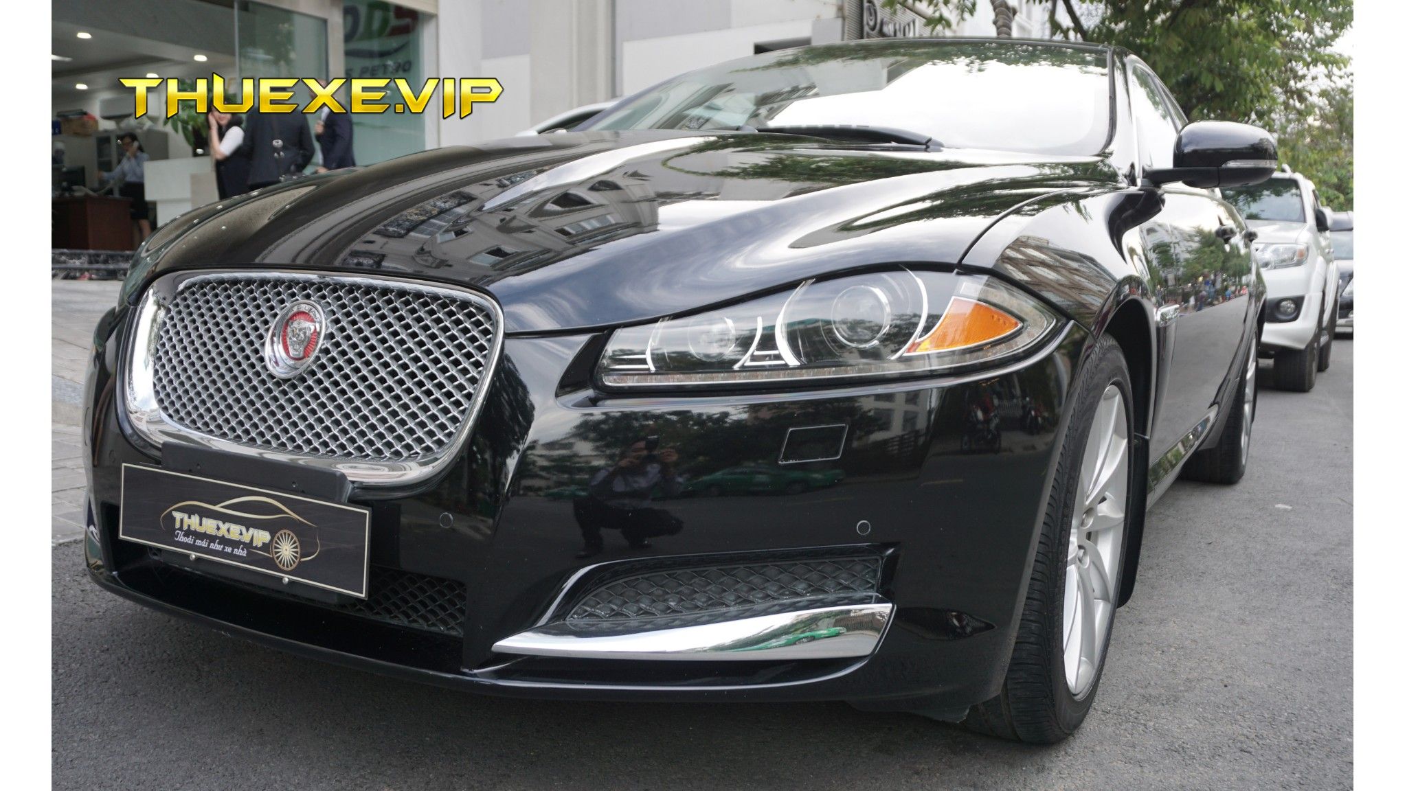 JAGUAR XF - BLACK