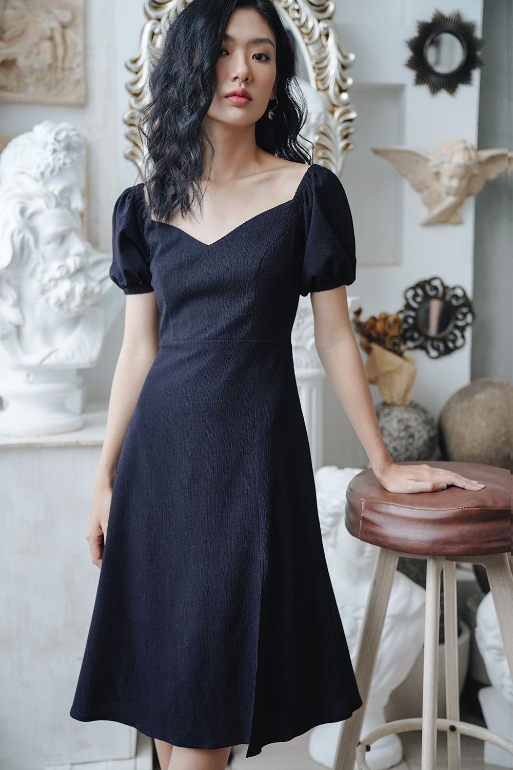 Đầm xẻ tà nhún thun đen