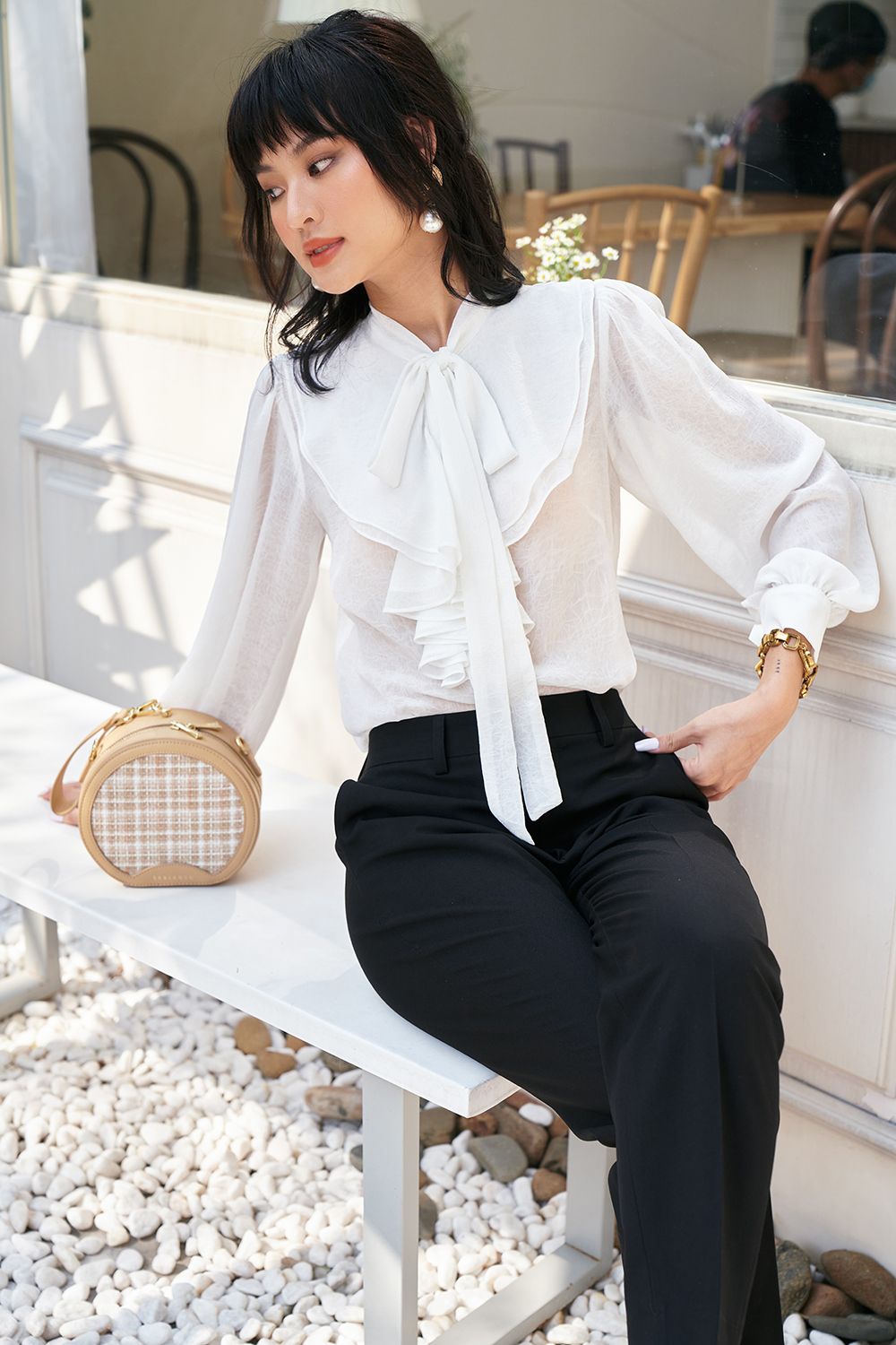 Áo blouse bèo cổ voan gân trắng