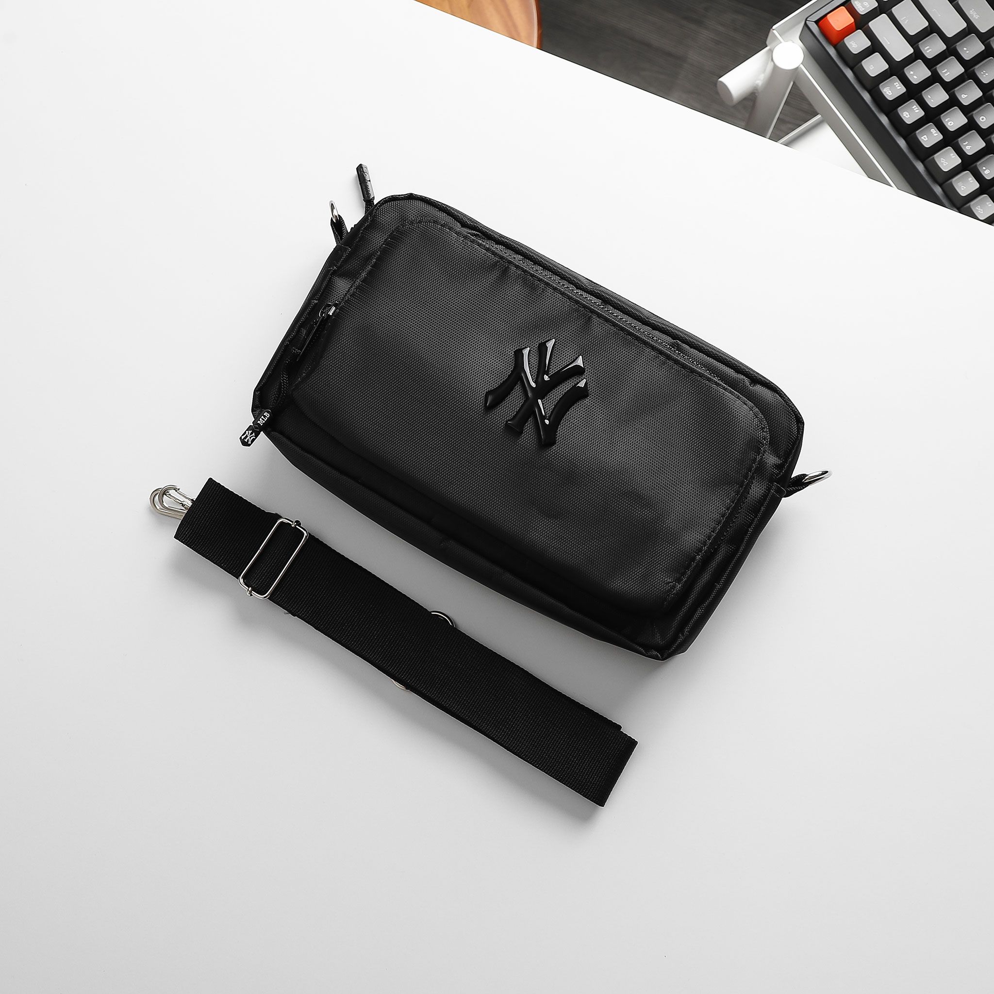 TÚI ĐEO CHÉO M.B W LOGO BLACK