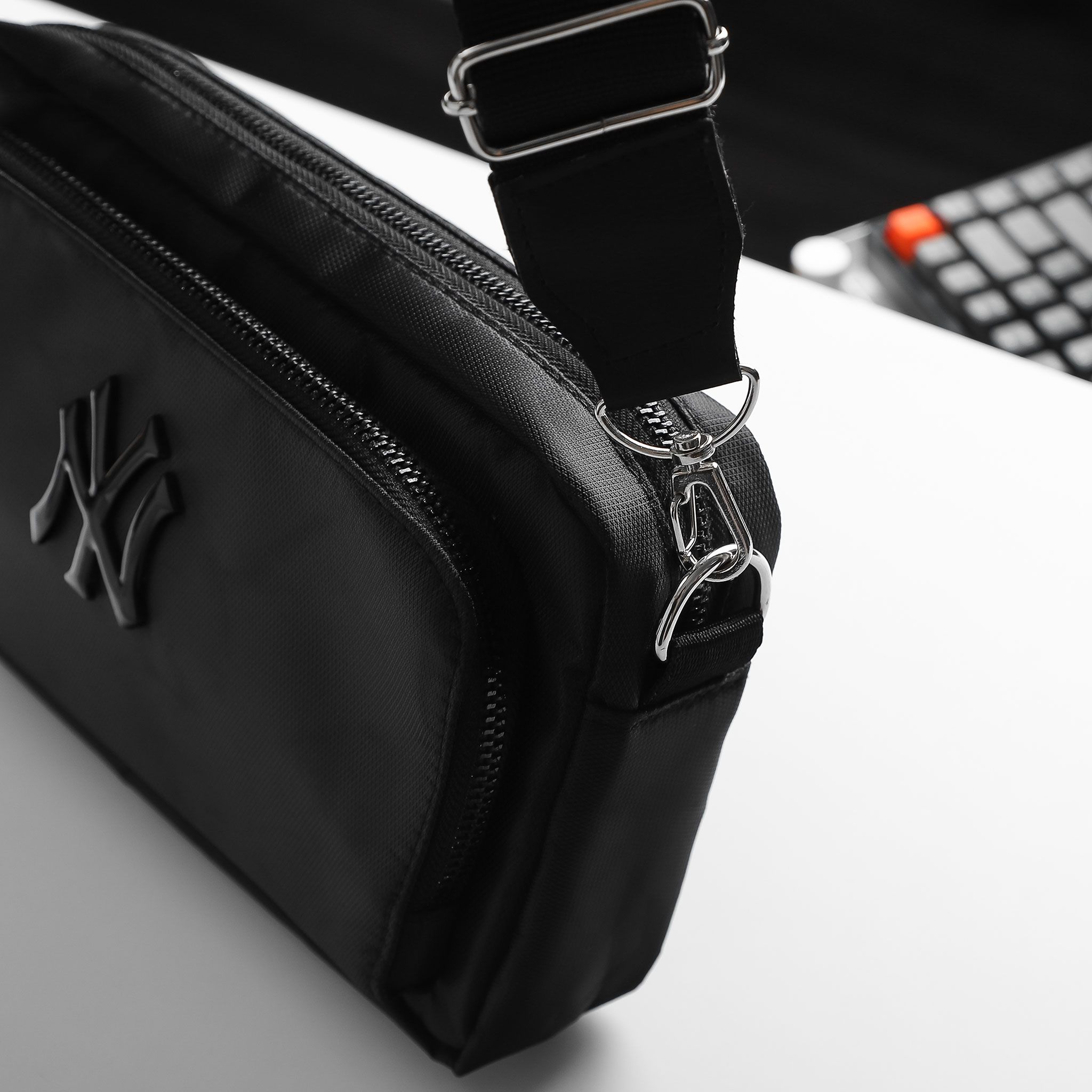 TÚI ĐEO CHÉO M.B W LOGO BLACK