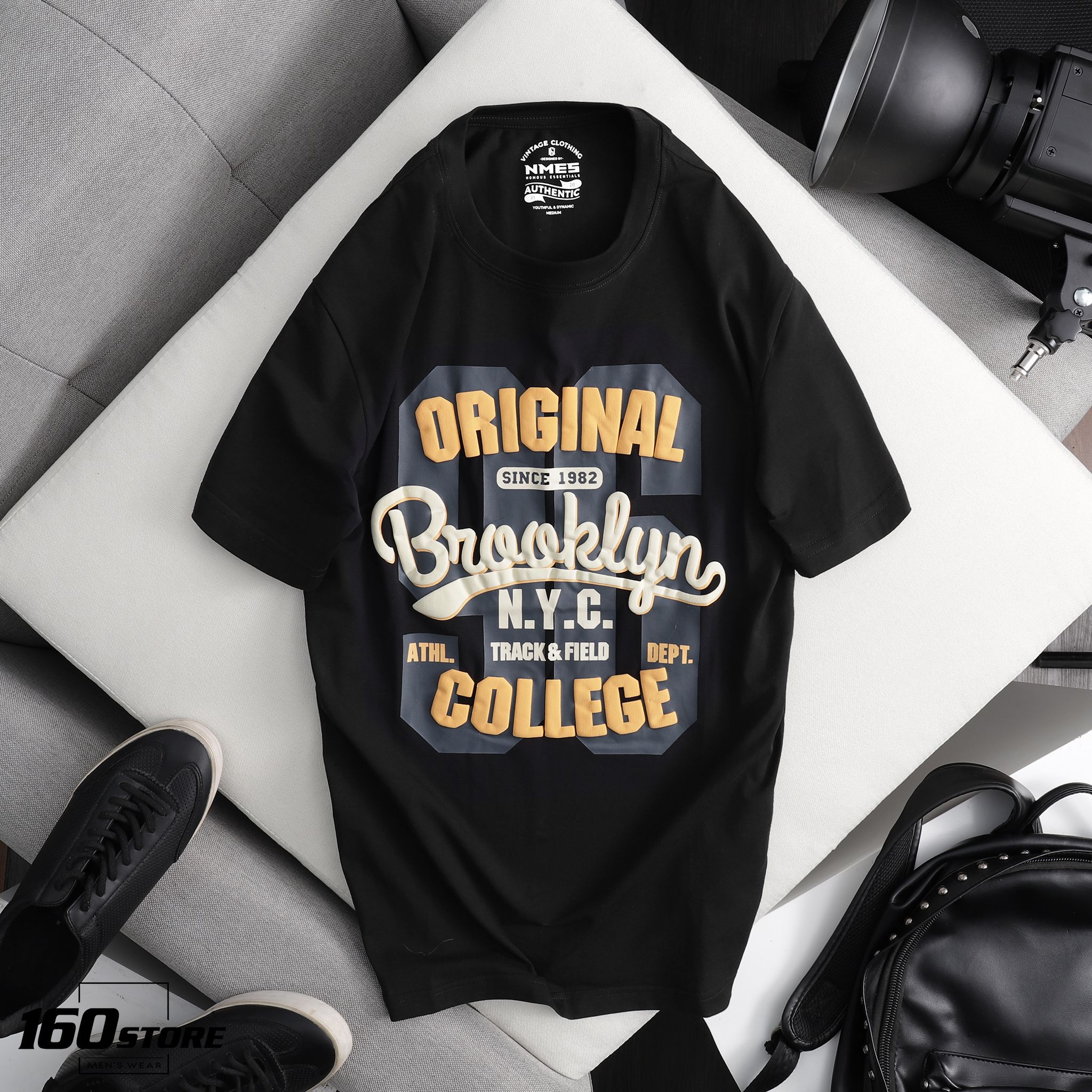 Áo thun NOMOUS ESSENTIALS college athletics