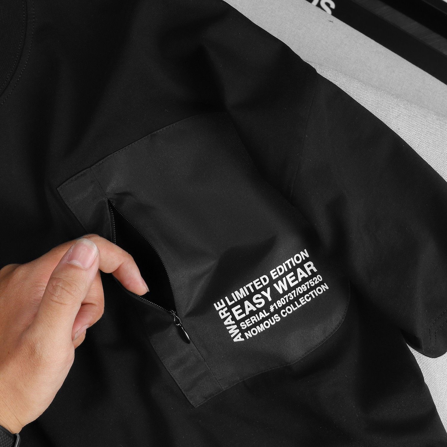 Áo thun Nomous Essentials print pocket
