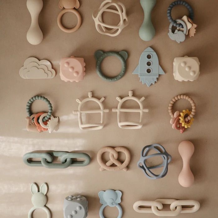 Gặm Nướu Vòng Tay Mushie No-Drop Teether Cho Bé Từ 3M+