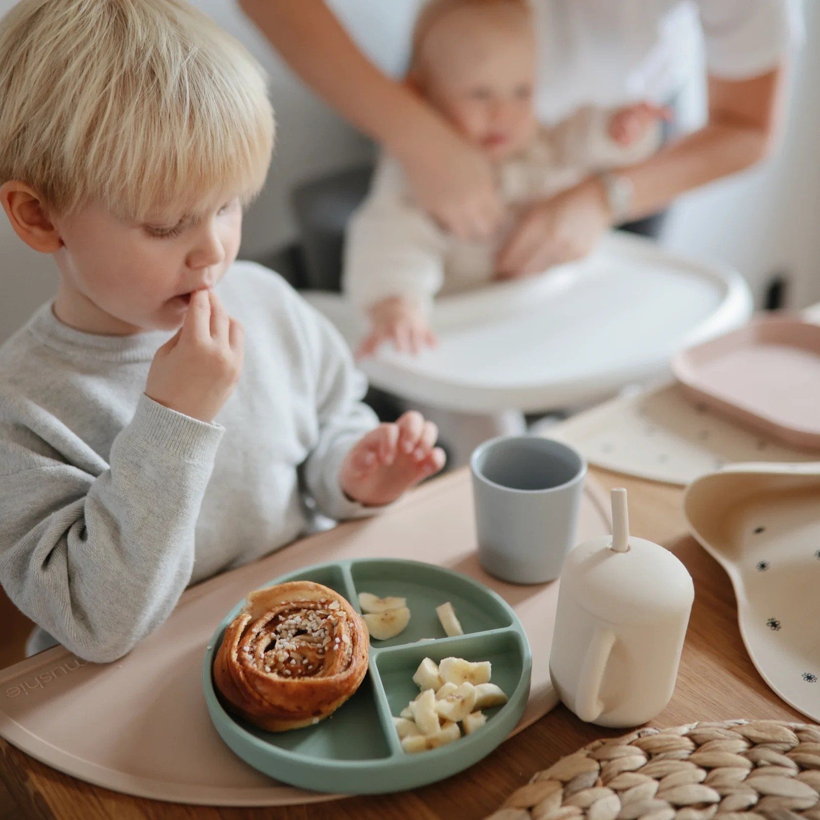 Khay Ăn Dặm Chia Ngăn Silicone Mushie