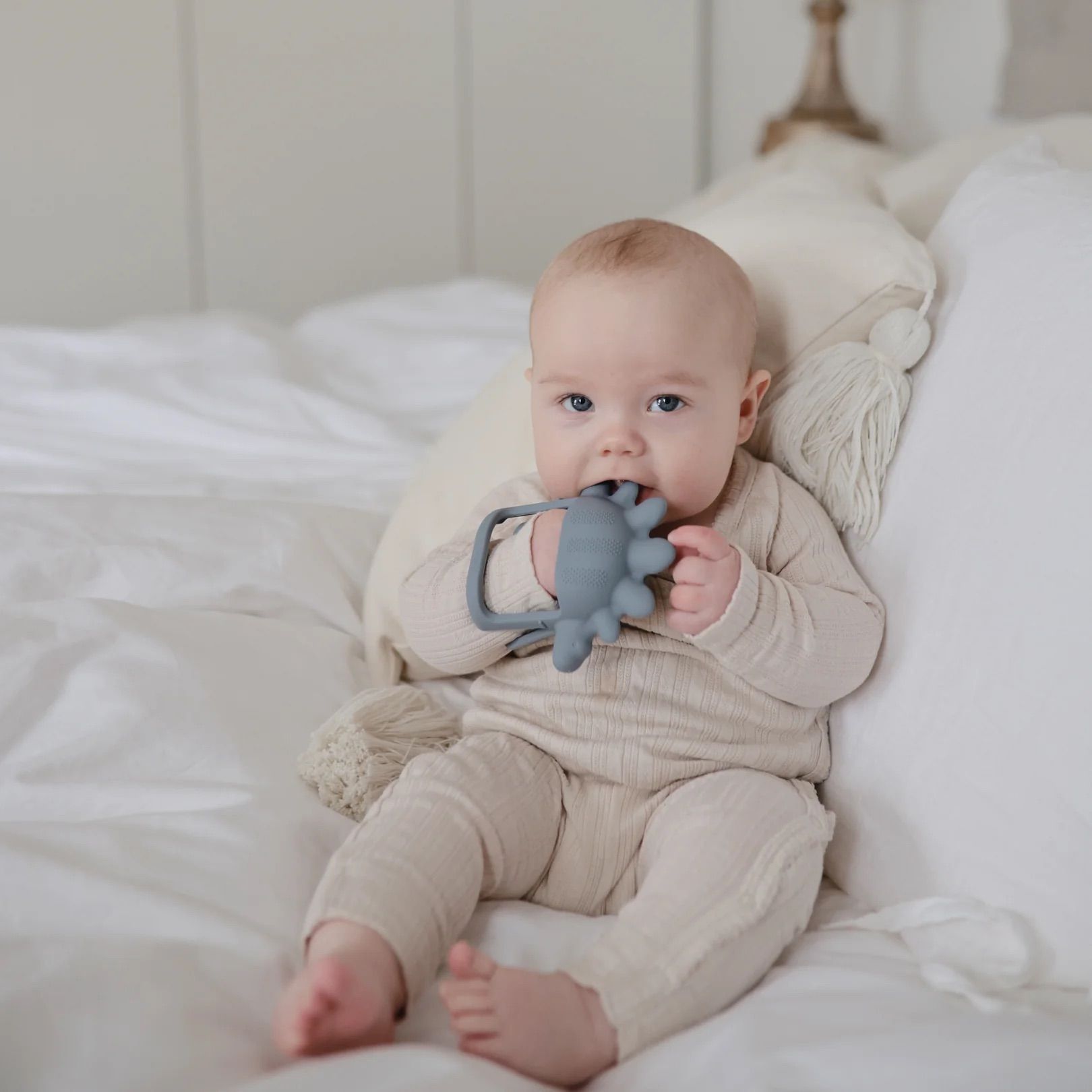 Gặm Nướu Vòng Tay Mushie No-Drop Teether Cho Bé Từ 3M+
