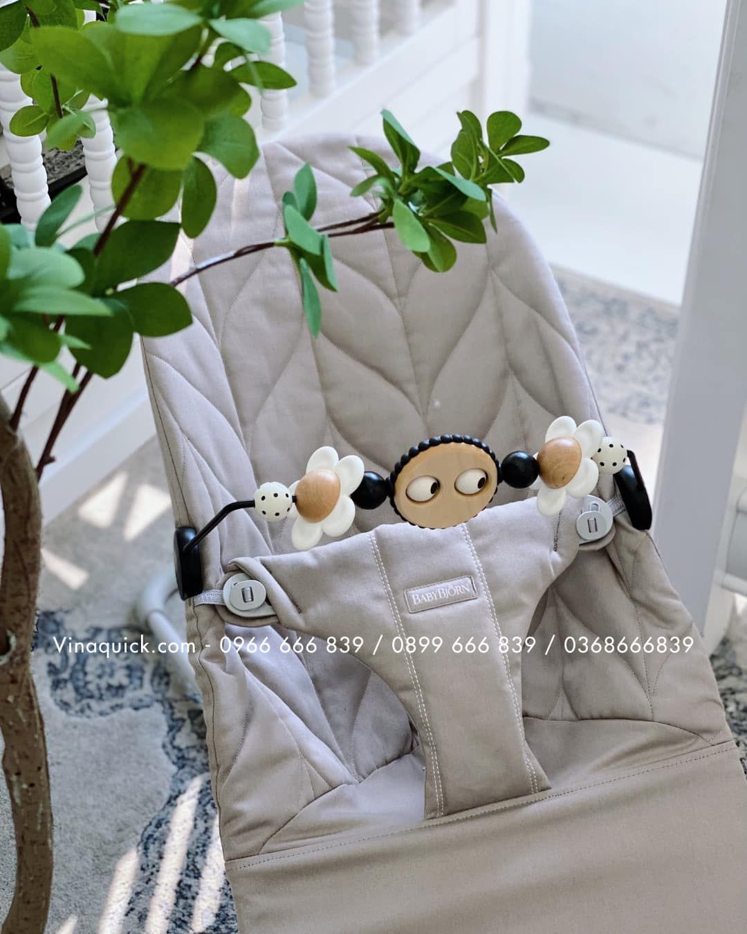 Thanh đồ chơi treo ghế rung Baby Bjorn - Googly Eyes