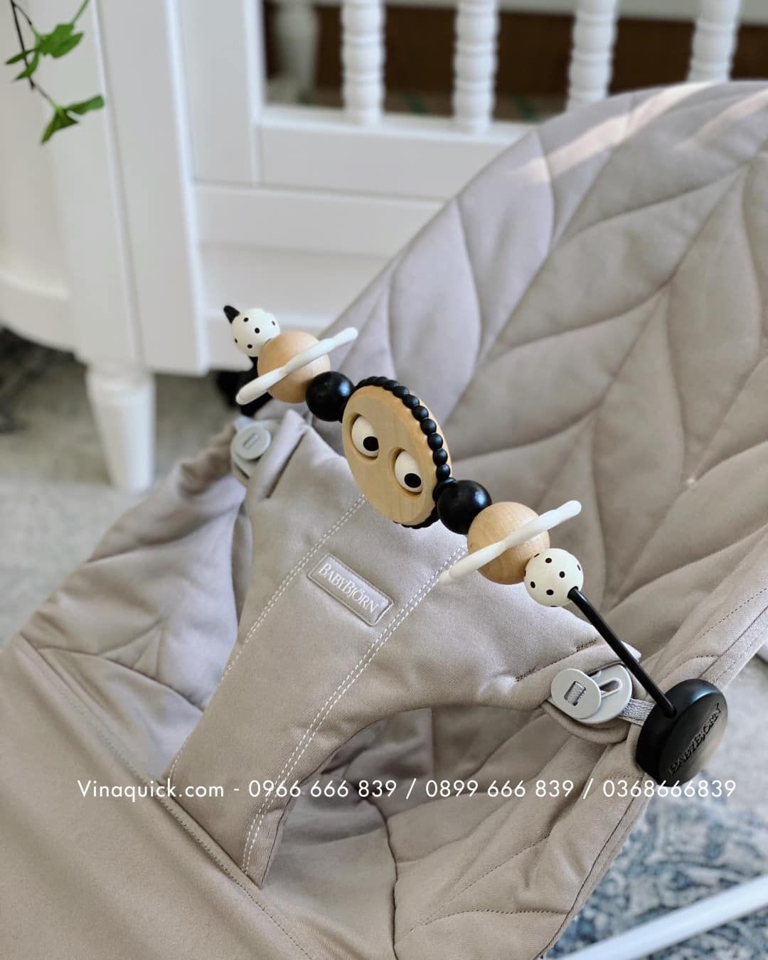 Thanh đồ chơi treo ghế rung Baby Bjorn - Googly Eyes