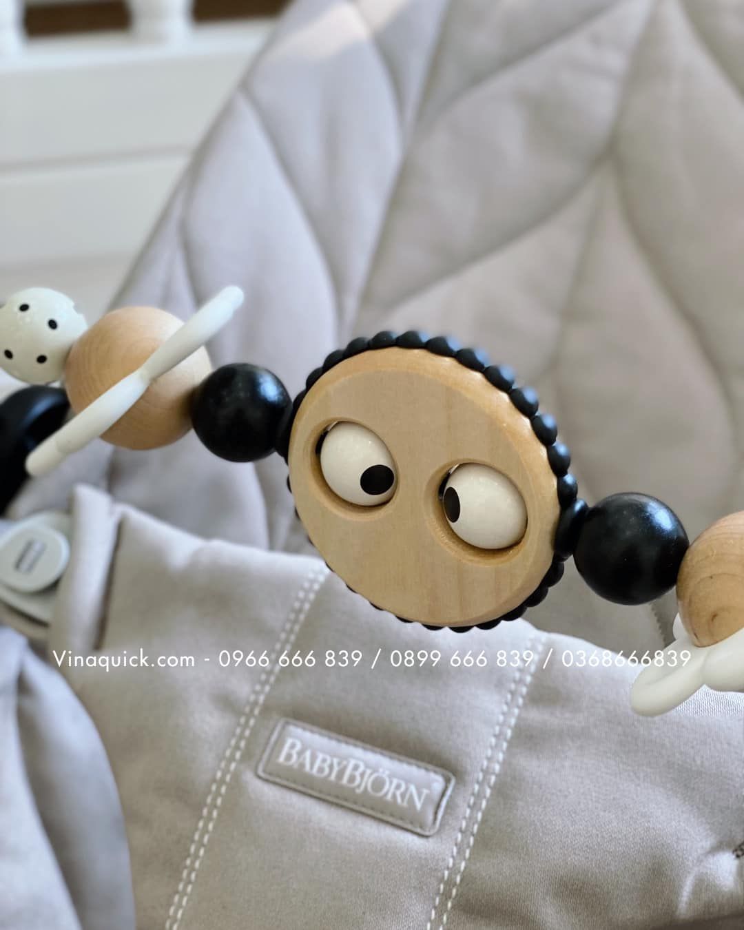 Thanh đồ chơi treo ghế rung Baby Bjorn - Googly Eyes
