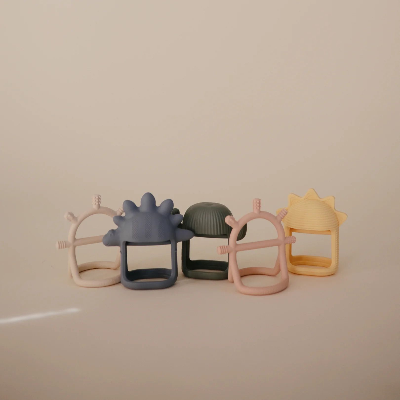 Gặm Nướu Vòng Tay Mushie No-Drop Teether Cho Bé Từ 3M+