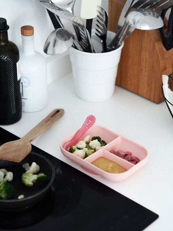 Khay Ăn Dặm Chia Ngăn Silicone Kèm Muỗng Beaba - Màu Pink