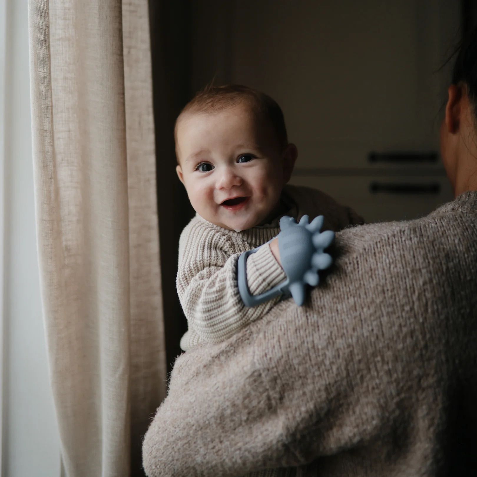 Gặm Nướu Vòng Tay Mushie No-Drop Teether Cho Bé Từ 3M+