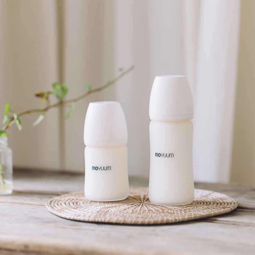 Bình Sữa Thủy Tinh Tráng Silicon Moyuum