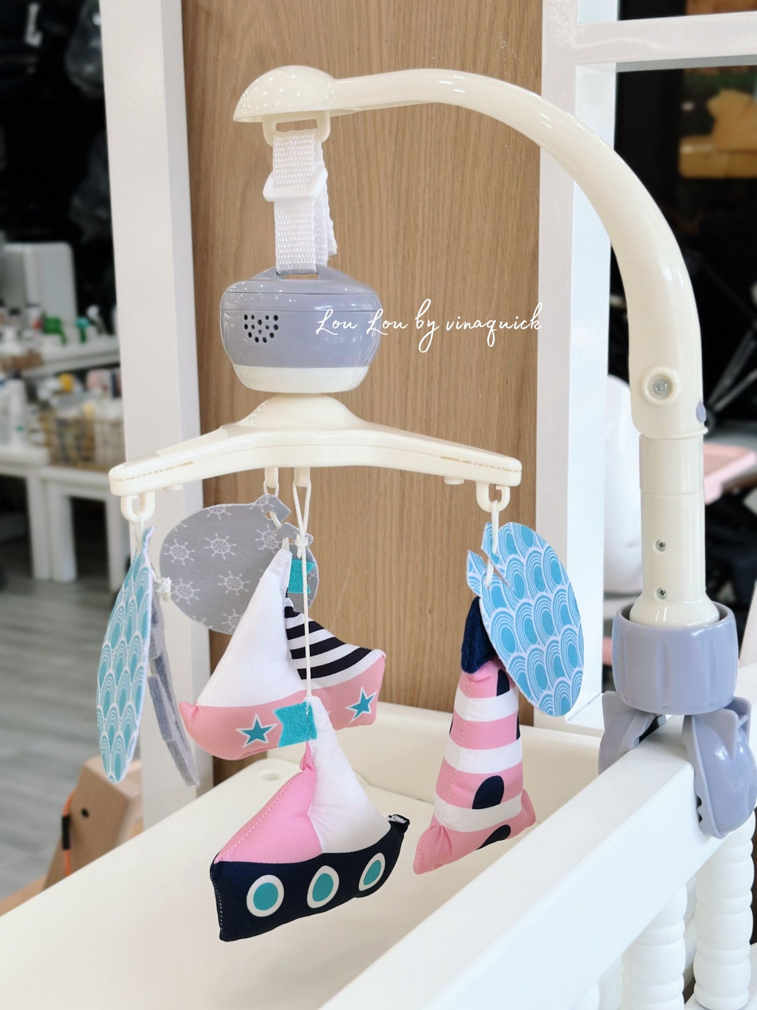 Đồ Chơi Treo Nôi Cũi Có Nhạc Họa Tiết Tàu Biển LouLou By Vinaquick