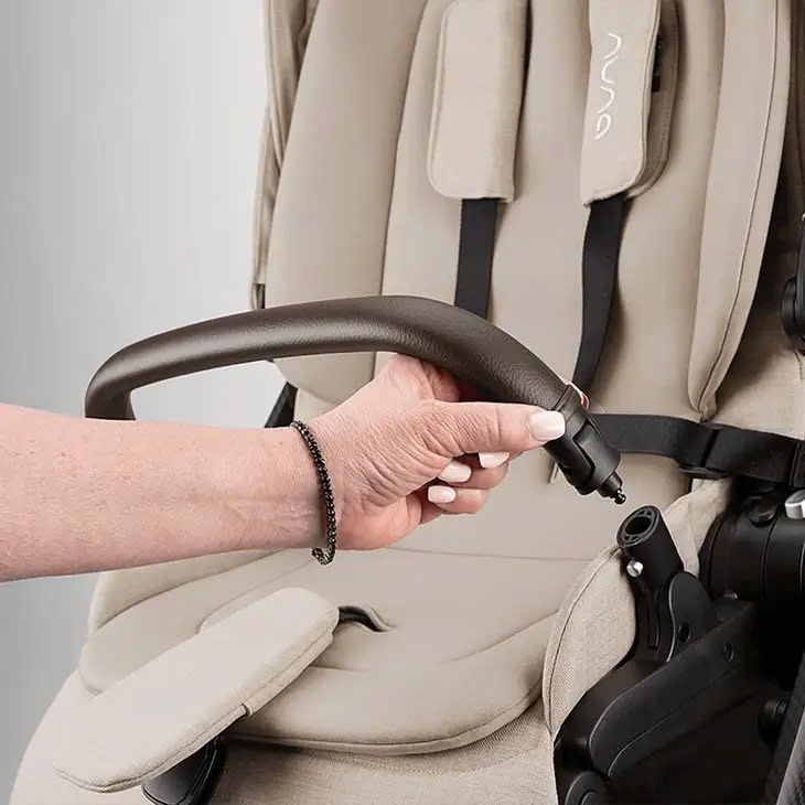 XE ĐẨY NUNA SWIV VỚI BÁNH XOAY 360° - MÀU BISCOTTI