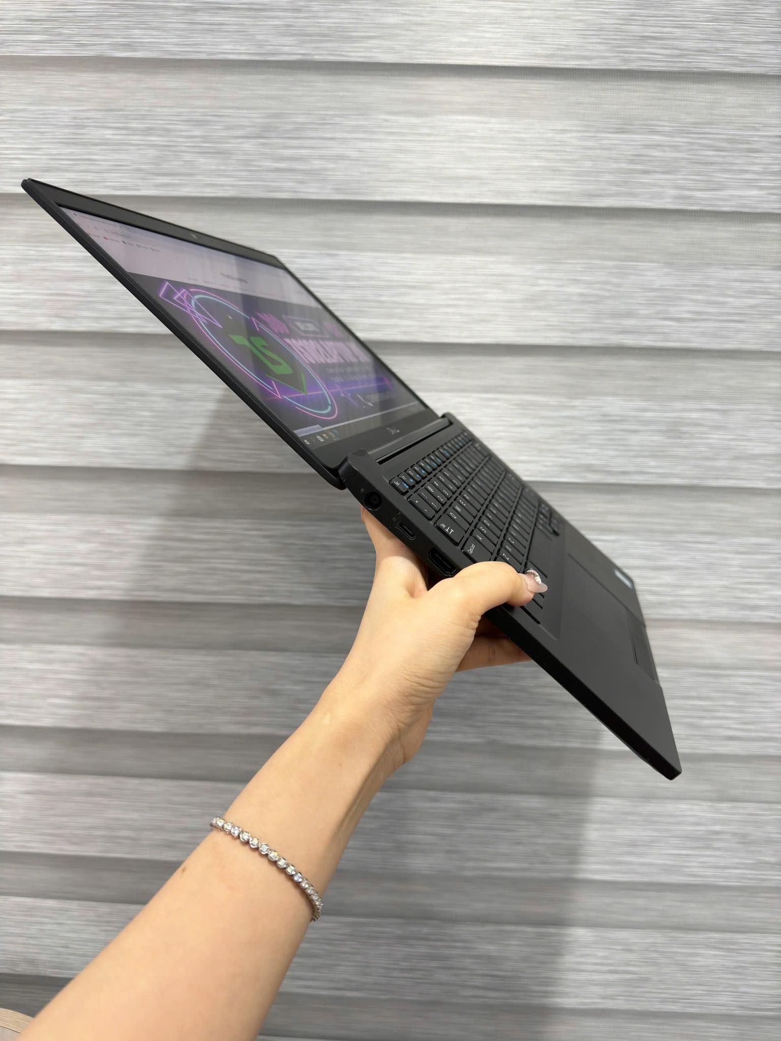 Laptop Cũ Dell Latitude E7390 Intel Core i5-8250U | 8GB DDR4 | SSD 256 |13 inch Full HD