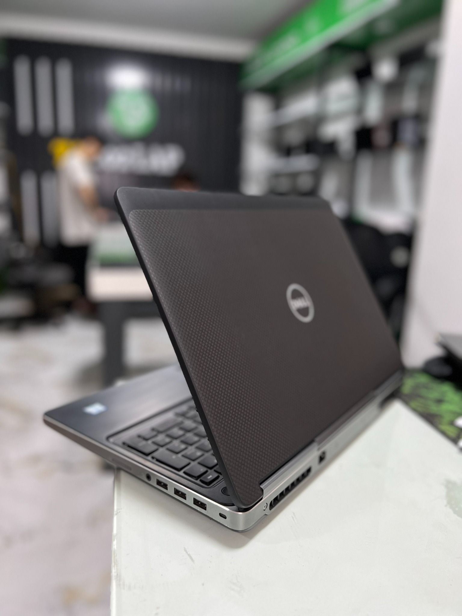 Laptop Cũ Dell Precision 7510 Core i7 6820HQ/8GB/SSD256GB, 15