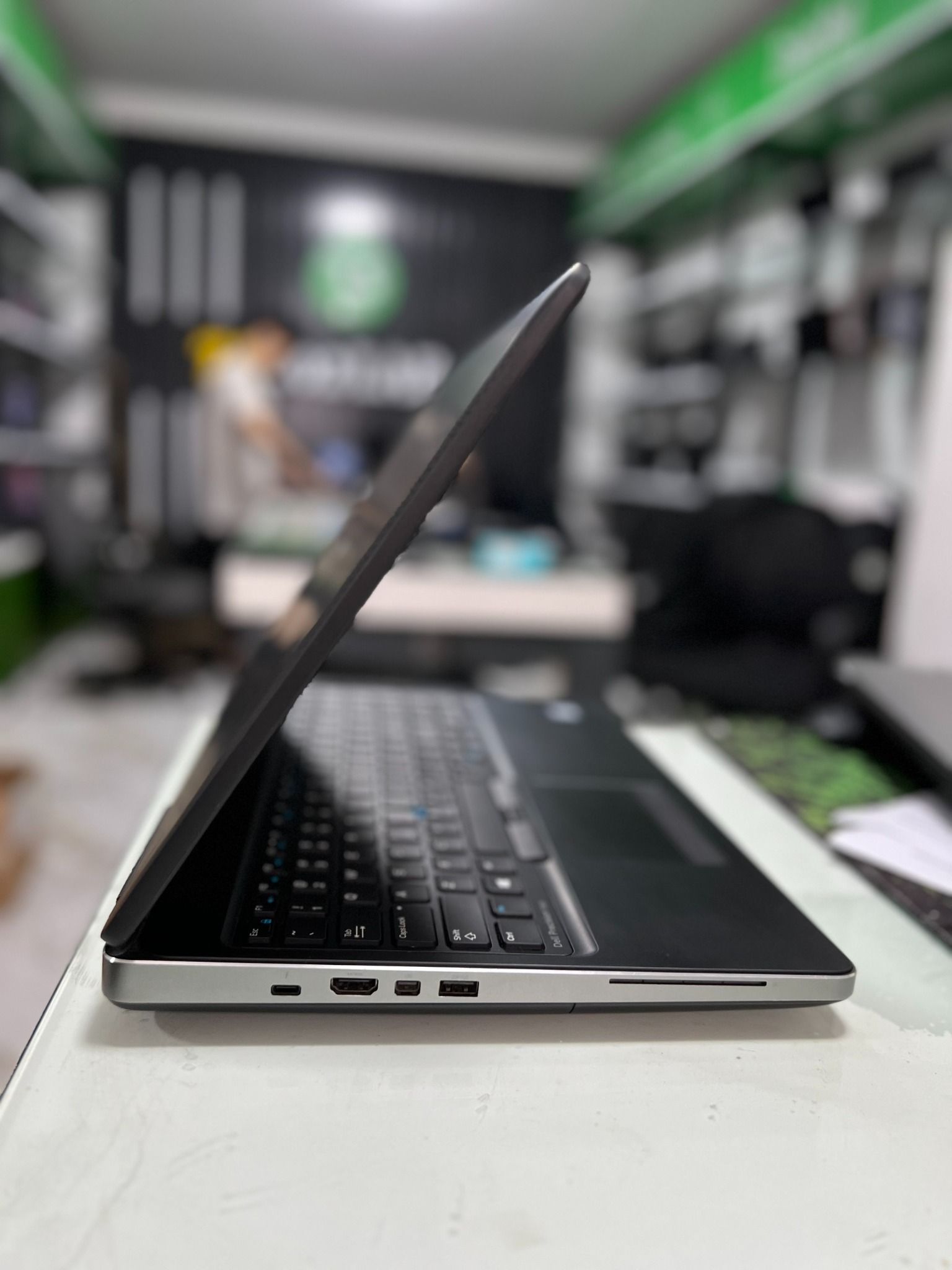 Laptop Cũ Dell Precision 7510 Core i7 6820HQ/8GB/SSD256GB, 15