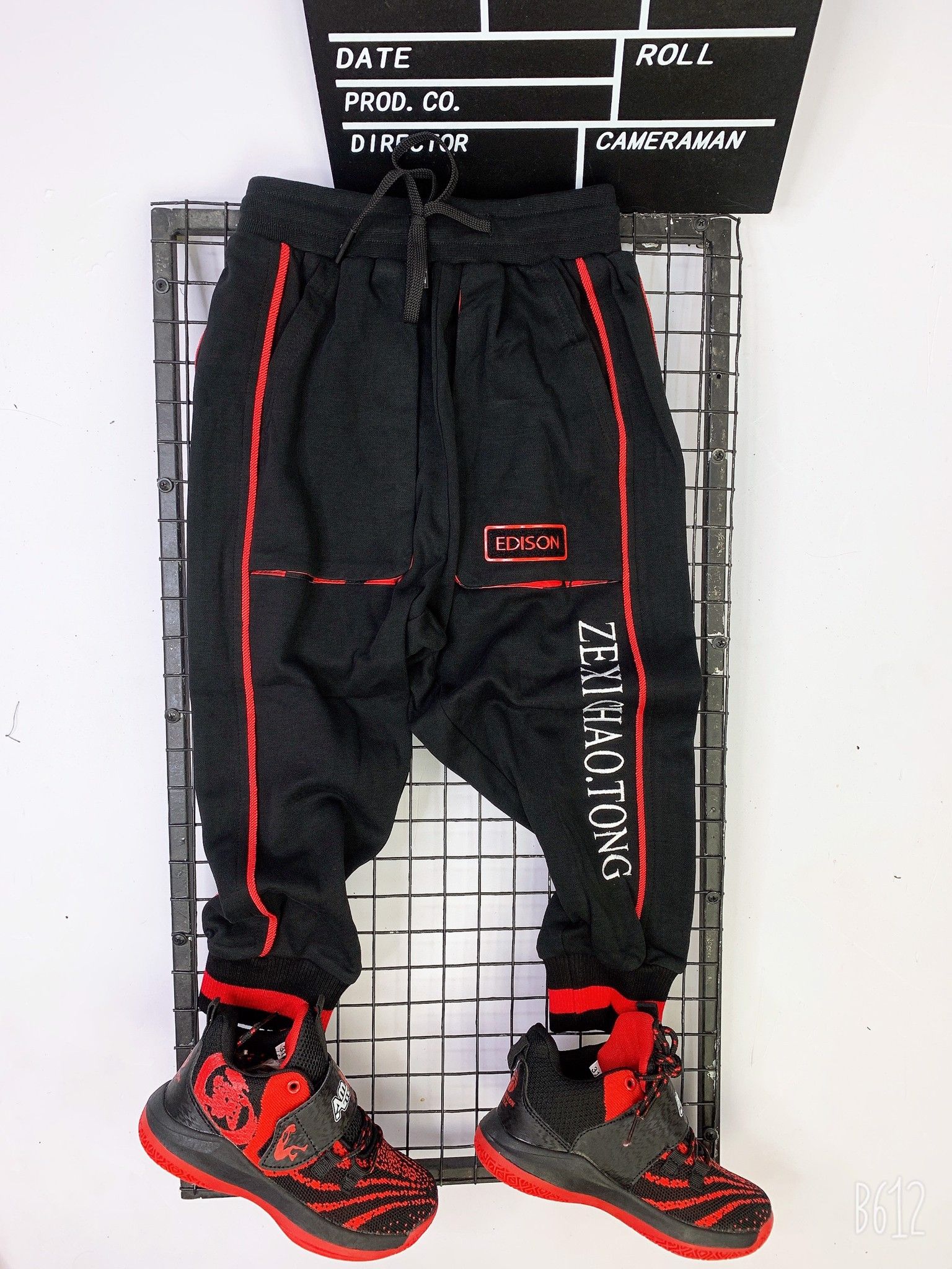 Quần jogger chạy viền đỏ