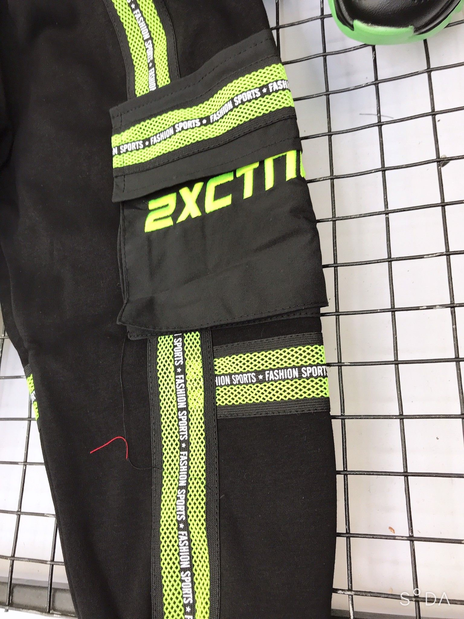Quần jogger lót lông viền xanh neon