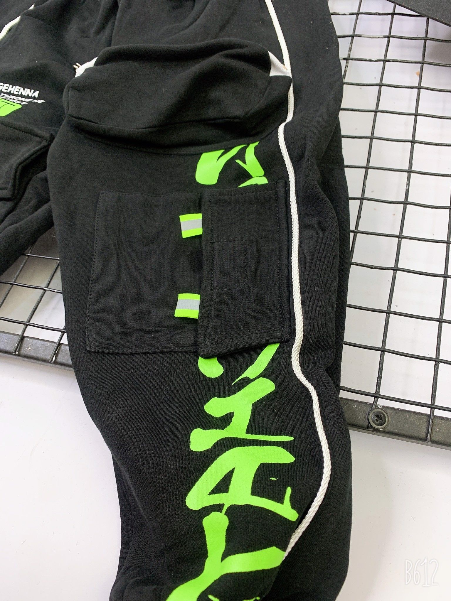 Quần dài jogger trẻ em phối chữ neon N230