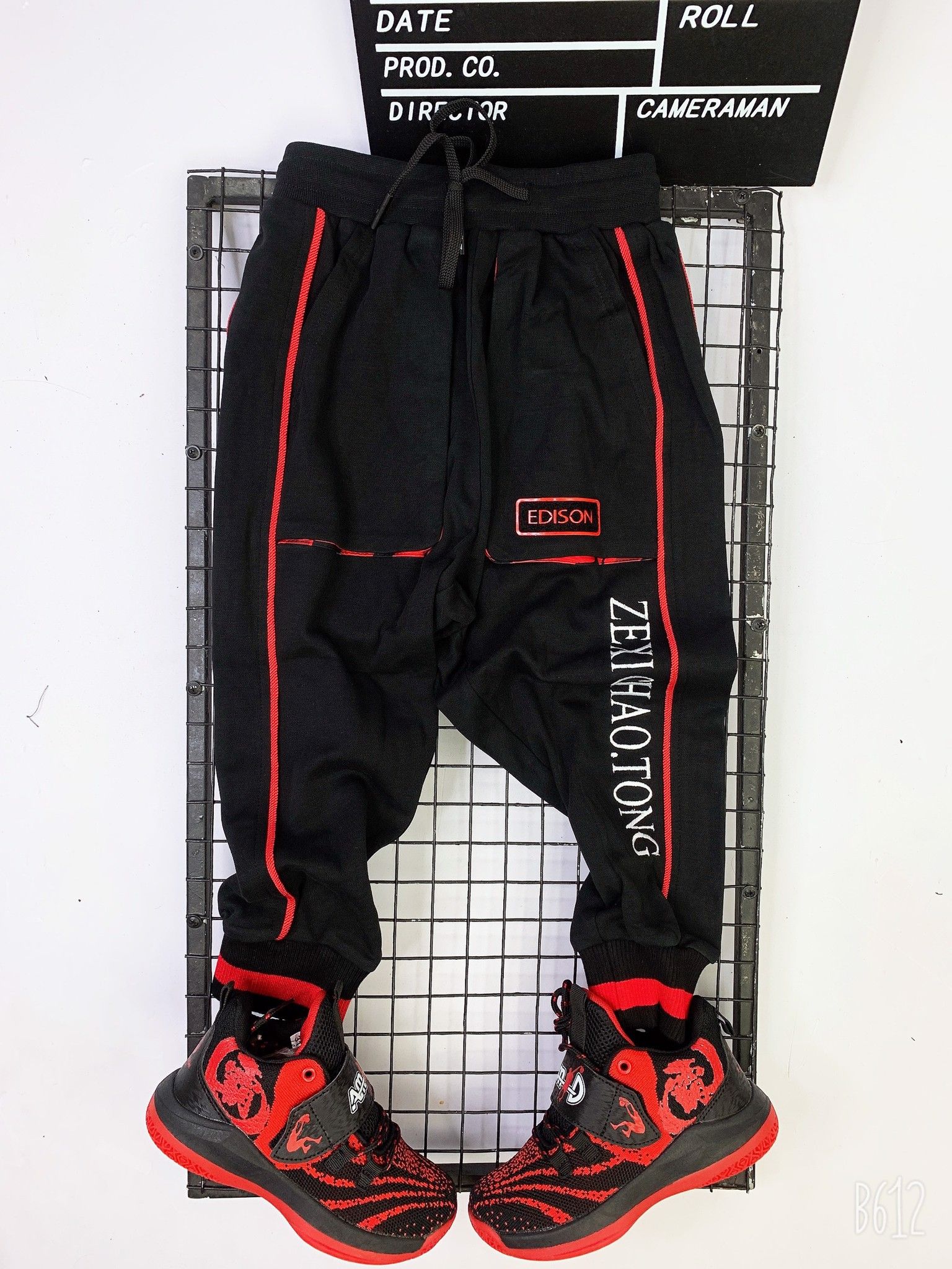Quần jogger chạy viền đỏ